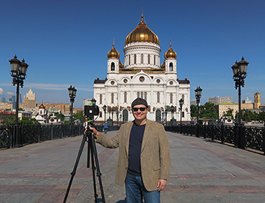 Franco Botticelli in front of the Cathedral Christ the Saviour, Moscow